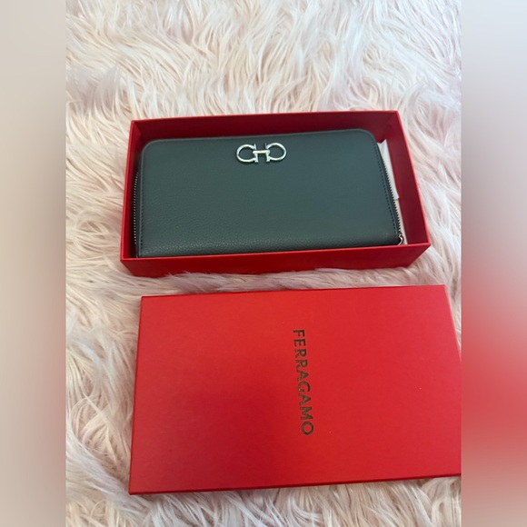 Ferragamo Dark Grey Leather Wallet NWT - Picture 1 of 5